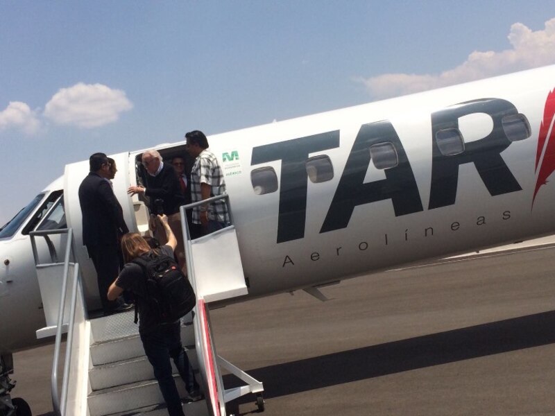 El presidente López Obrador aborda un avión comercial en el Aeropuerto Internacional de la Ciudad de México.