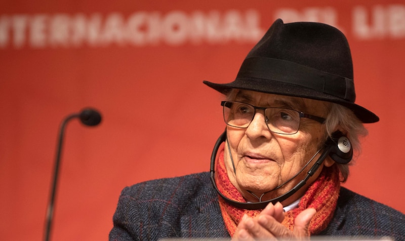 El escritor Mario Vargas Llosa durante una conferencia en la FIL de Guadalajara