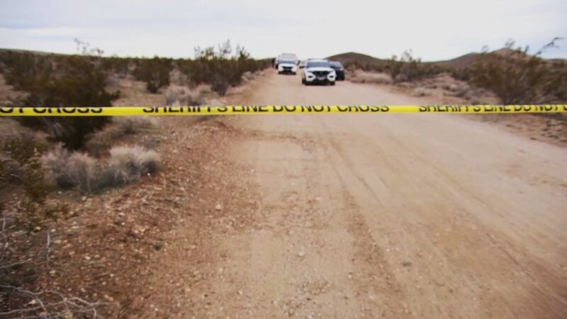 La policía investiga la escena de un crimen en el desierto
