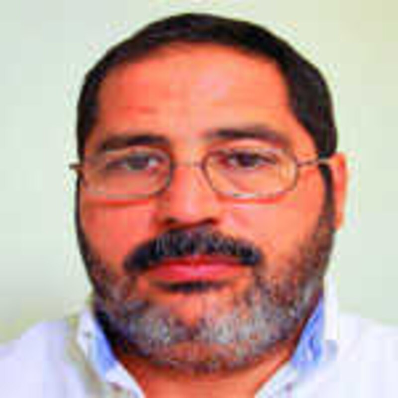Retrato de un hombre con barba y gafas
