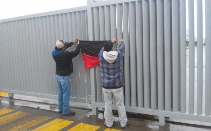 Dos hombres colocando una bandera