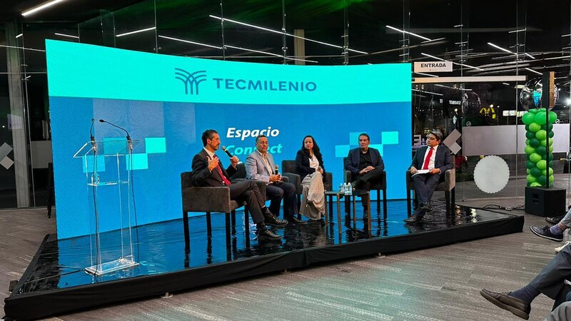 Panel de discusión en el Espacio Connect de Tecmilenio.