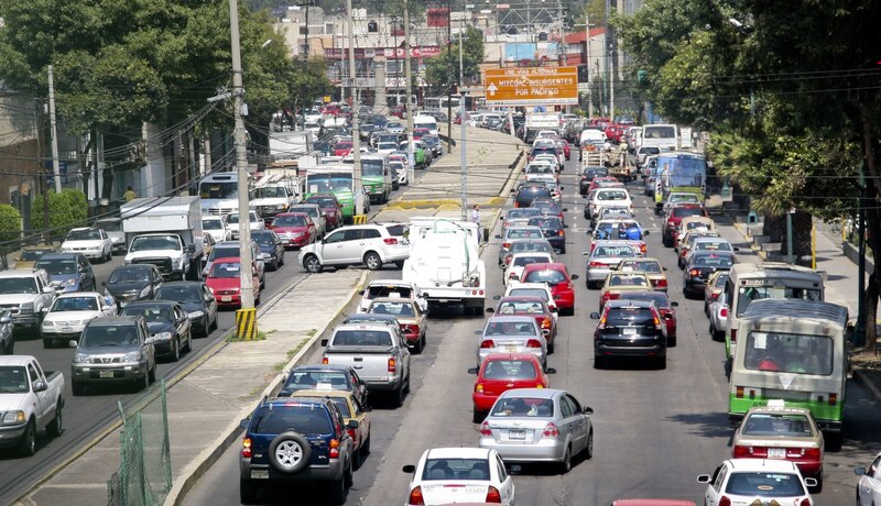 Intenso transito vehicular se registró en diversos puntos de la ciudad debido a la marcha que realizaron maestros de la Coordinadora Nacional de Trabajadores de la Educación (CNTE) rumbo al Zócalo. En la imagen la avenida División del Norte.