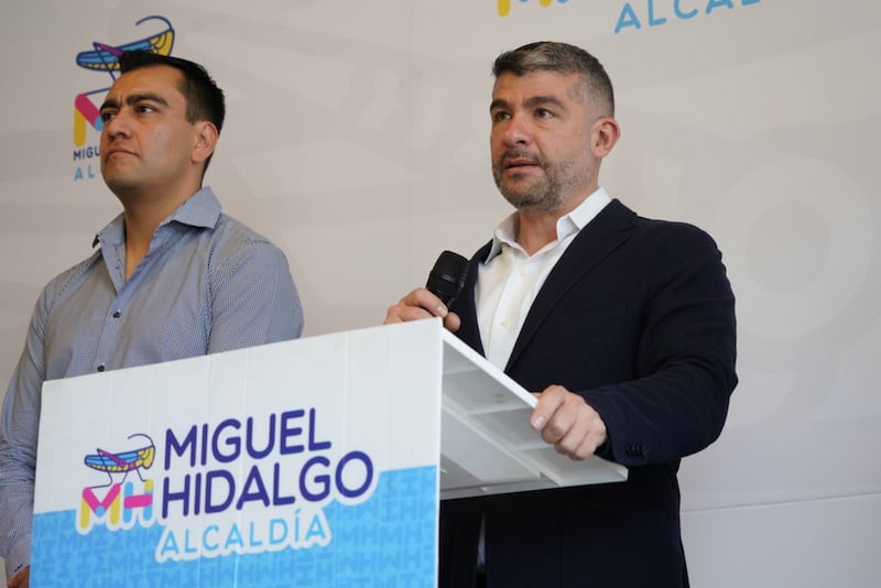 El alcalde de Miguel Hidalgo, Víctor Hugo Romo, encabeza la ceremonia de entrega de patrullas