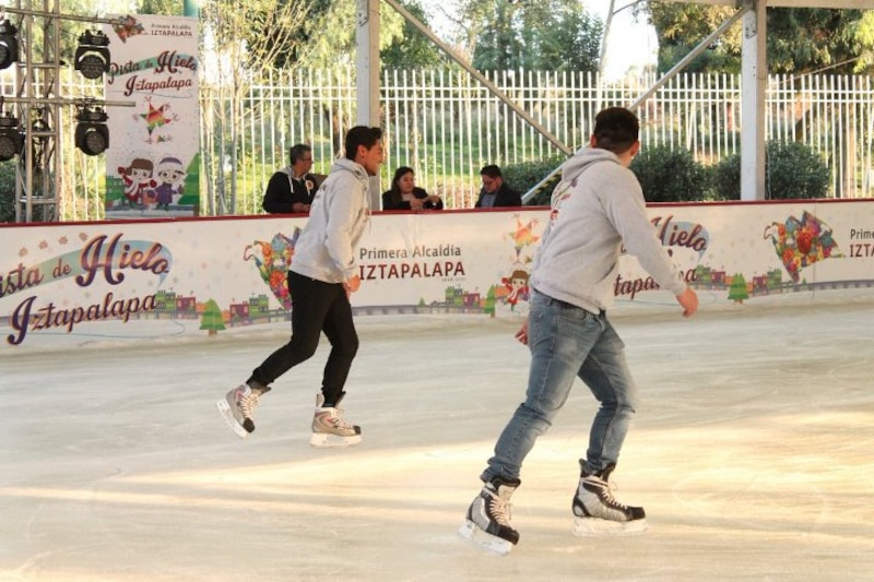 Jóvenes patinando sobre hielo en una pista de hielo en Iztapalapa