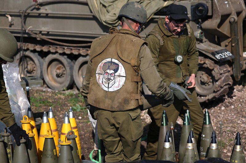 Soldados israelíes preparan municiones para atacar Gaza