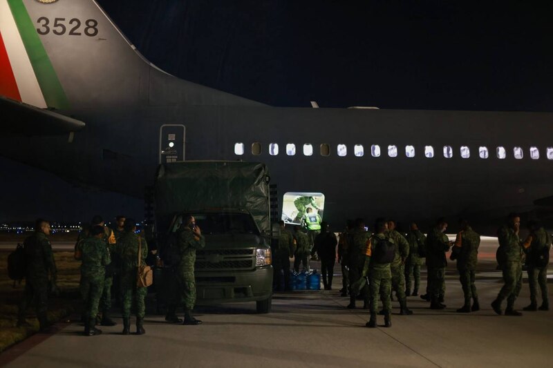 Soldados mexicanos abordan un avión para ayudar en las labores de rescate tras el terremoto de Turquía