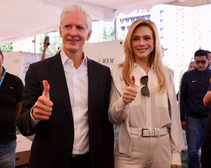 El gobernador electo de Virginia, Glenn Youngkin, y su esposa Suzanne Youngkin celebran su victoria en las elecciones de 2021.