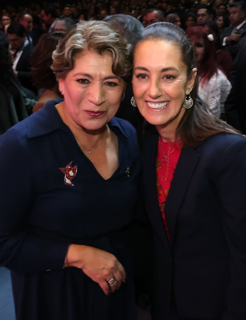 La Jefa de Gobierno de la Ciudad de México, Claudia Sheinbaum, y la Secretaria de Educación Pública, Delfina Gómez, durante la ceremonia de entrega de becas.