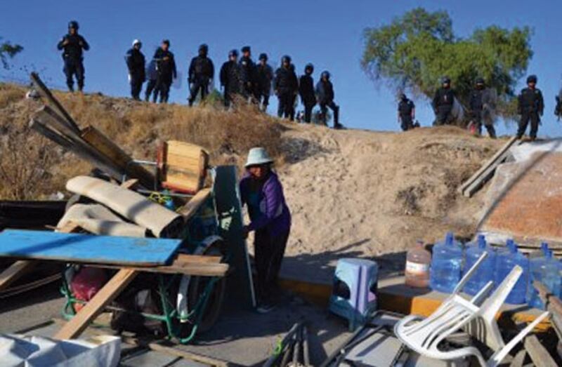 La policía desaloja a los vendedores ambulantes de la calle
