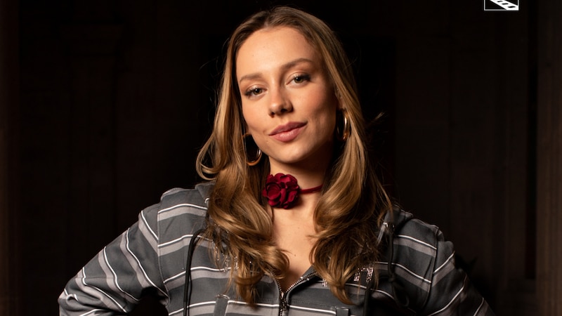 La actriz Ester Expósito, conocida por su papel en la serie de televisión "Élite", posa para una foto.