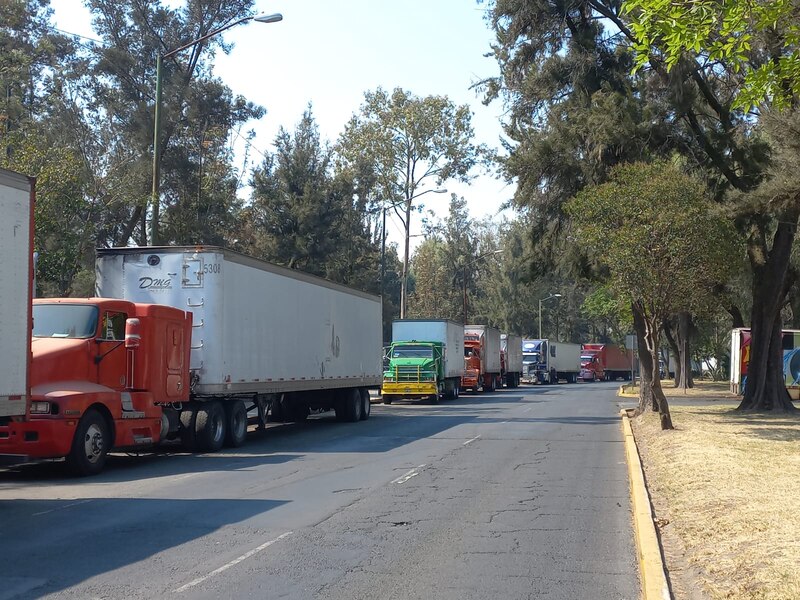 Tráfico de camiones en una carretera