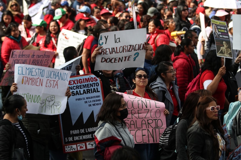 Maestros exigen aumento salarial en la Ciudad de México
