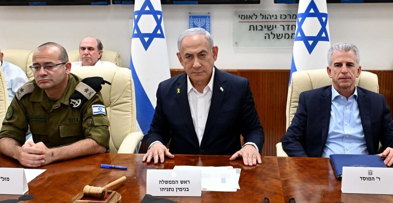 El primer ministro israelí, Benjamin Netanyahu, se reúne con el jefe del Mossad, Yossi Cohen, y el jefe de las FDI, Aviv Kochavi.