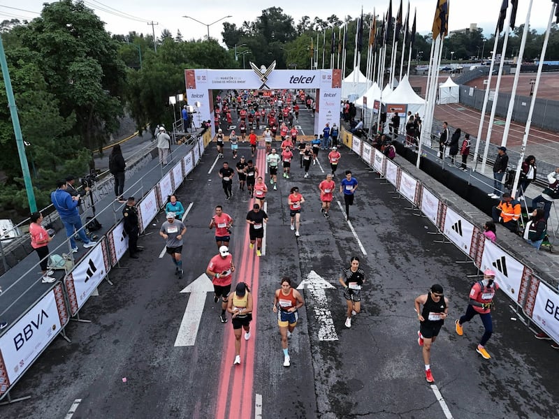 Así es el punto de partida del Maratón de la Ciudad de México sobre la Avenida de los Insurgentes y frente a l Estadio Olímpico Universitario.