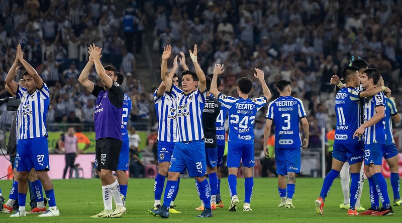 Jugadores de fútbol celebrando una victoria