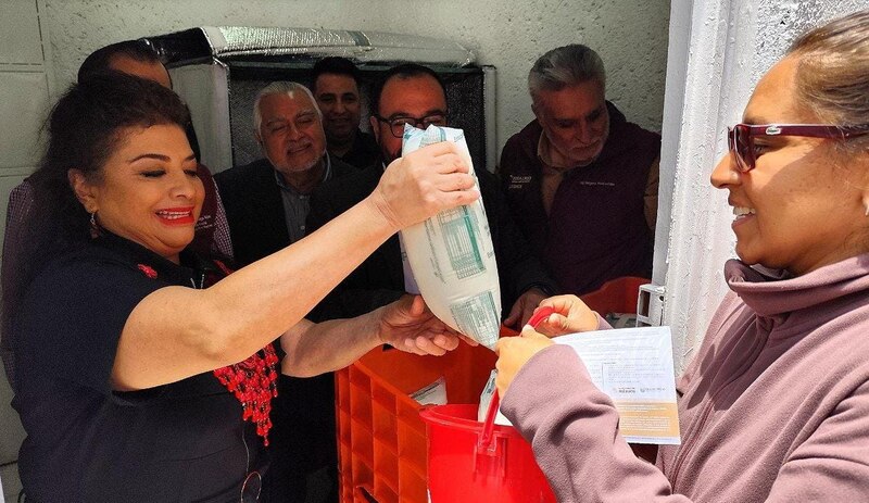 Entrega de leche en polvo a familias de escasos recursos