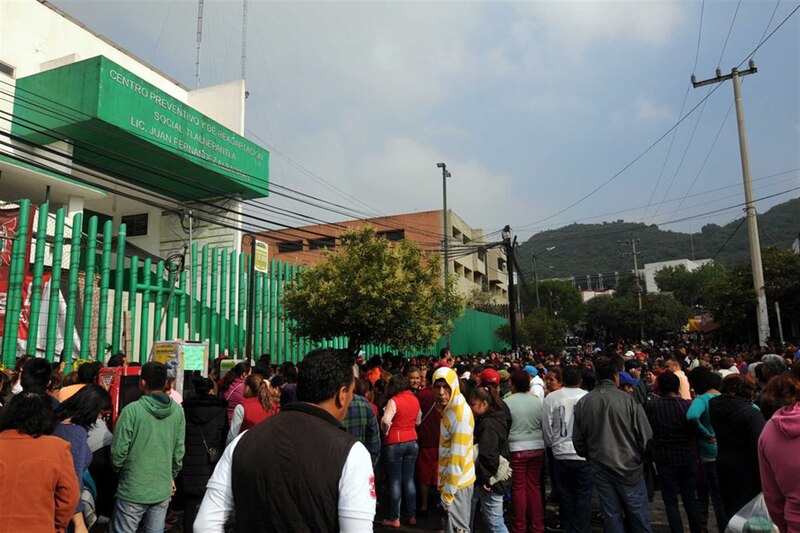 Multitud de personas esperando en la calle