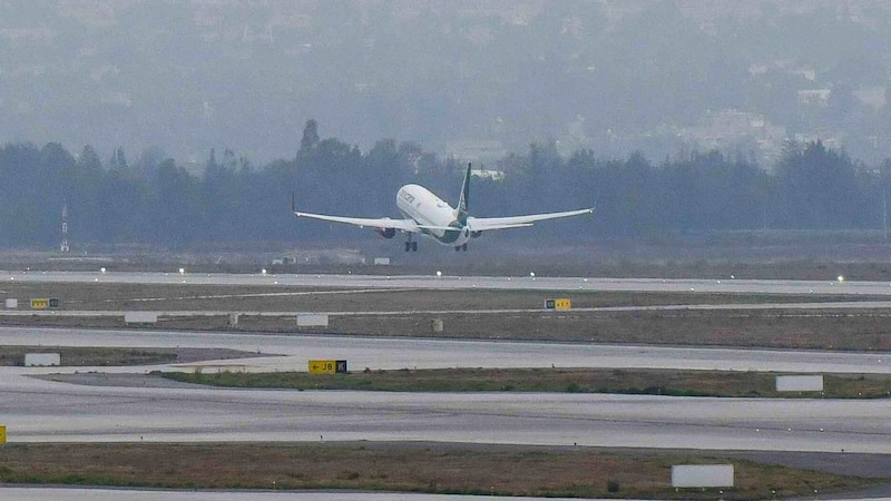 Un avión despegando de una pista de aterrizaje.