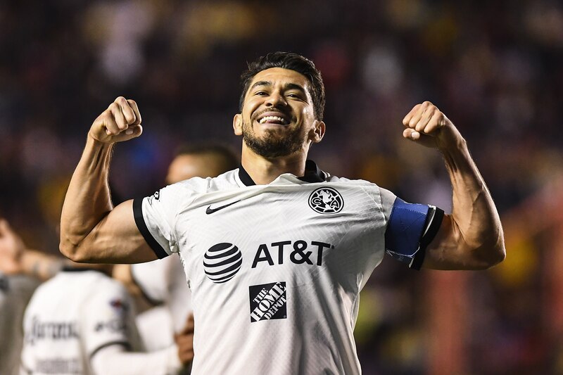 Jugador de fútbol celebra un gol