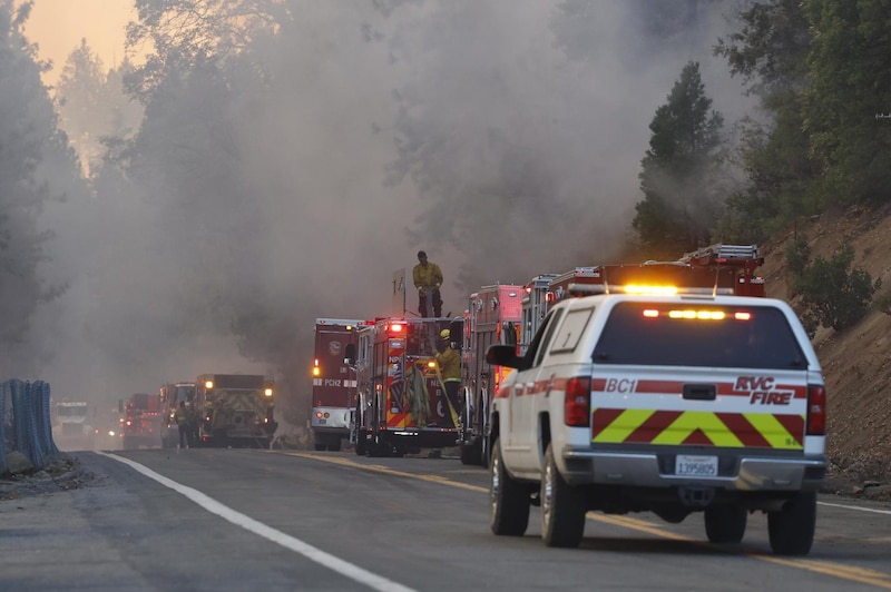 Bomberos combaten un incendio forestal en California