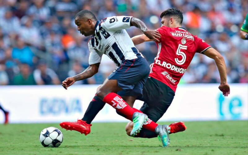 Jugadores de fútbol disputando un balón