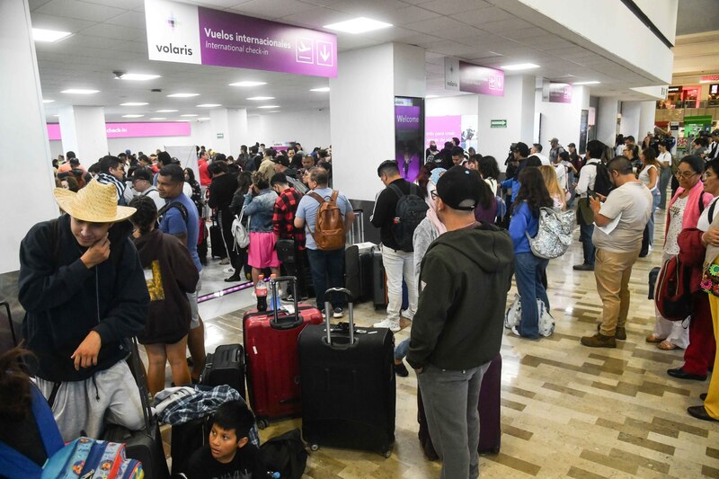 Usuarios de la Terminal 1 del Aeropuerto Internacional de la Ciudad de México esperan en largas filas luego de los retrasos en vuelos que provocaron las fallas en los sistemas operativos de "Microsoft" en varios países. "CrowdStrike" empresa estadounidense de ciberseguridad, recientemente indicó que el problema no fue causado por un ciberataque, sino por un defecto de actualización de software.