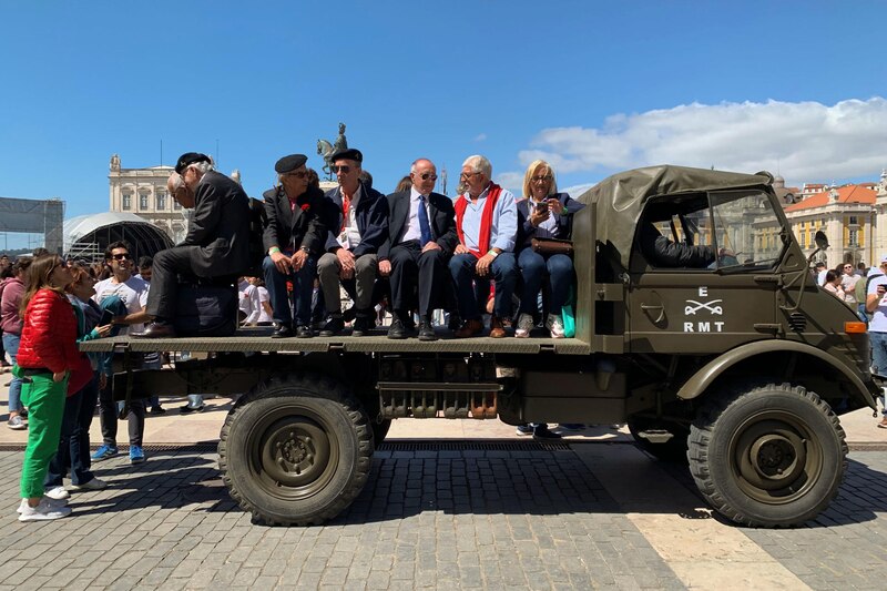 Militares en un camión