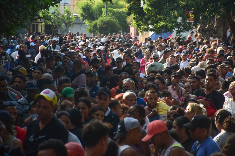 Multitud de personas en una calle