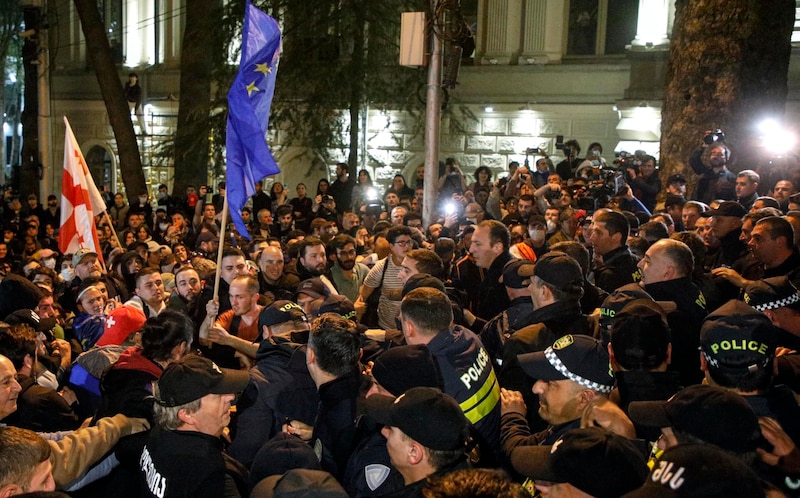 Enfrentamientos entre manifestantes y policías en una protesta antigubernamental en Tbilisi, Georgia.