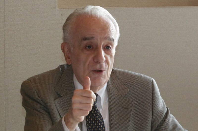 El expresidente de la Reserva Federal, Alan Greenspan, da un pulgar hacia arriba.