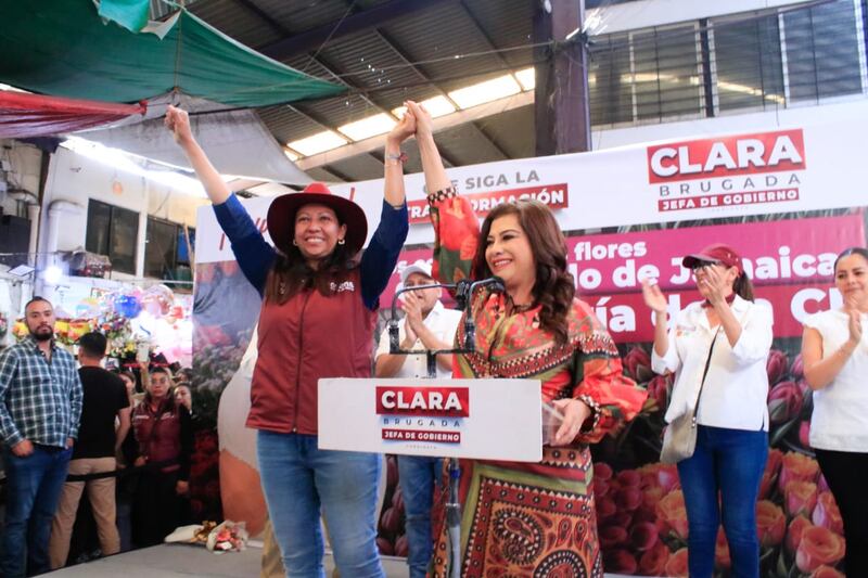 Clara Brugada, jefa de gobierno de la Ciudad de México, encabeza evento en el mercado de Jamaica.