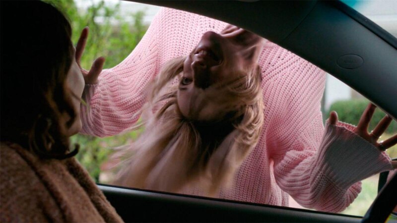 La mujer en el coche
