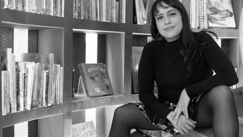 Autora de libros infantiles en una biblioteca