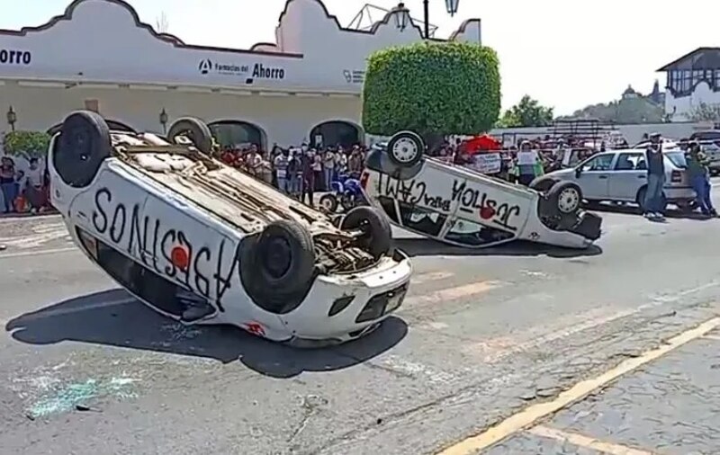 Autos volcados en la calle