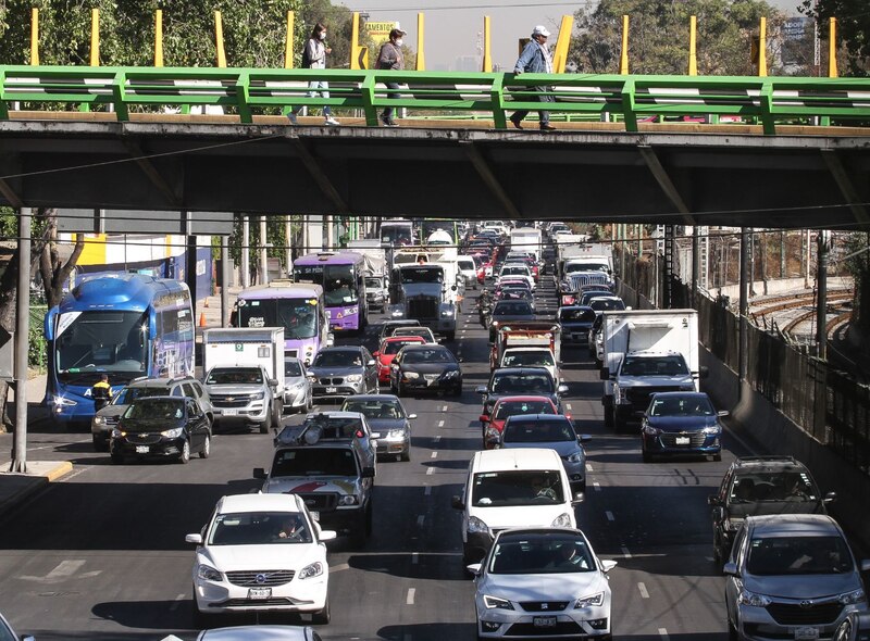 Debido a los bloqueos, capitalinos se vieron obligados a caminar por puentes vehiculares.