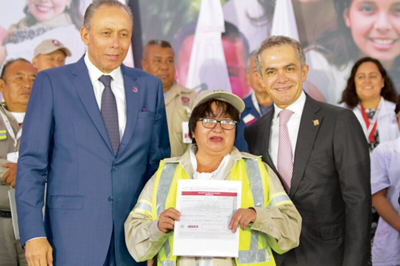 Trabajadora recibe reconocimiento por su destacada labor