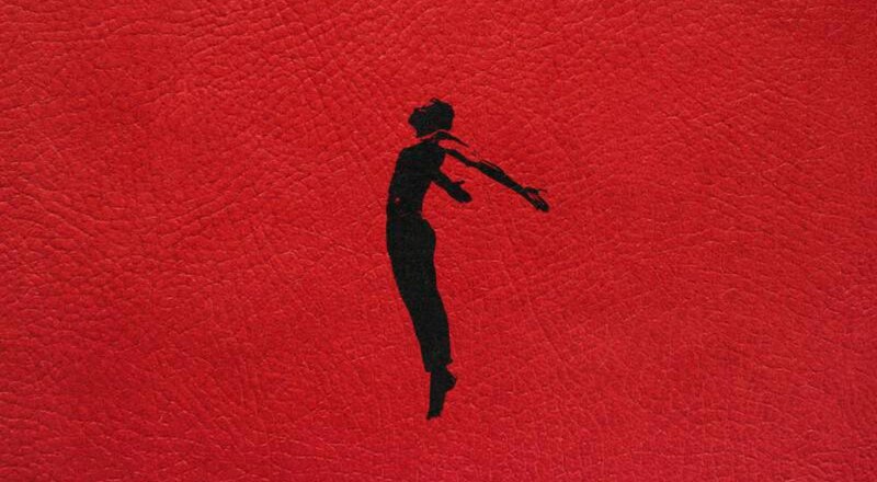 Silueta de un hombre saltando sobre un fondo rojo