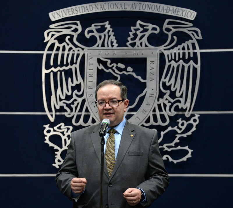 Rector de la UNAM da discurso en un evento