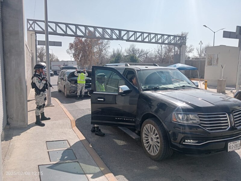 Guardia Nacional revisando vehículos en Coahuila durante la "Operación Frontera Norte".