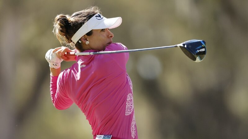 La golfista profesional Lydia Ko en acción durante un torneo de golf.
