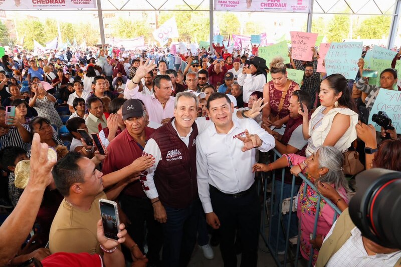 Title: El candidato a la presidencia municipal de Puebla, Eduardo Rivera Pérez, saluda a sus simpatizantes durante un evento de campaña.