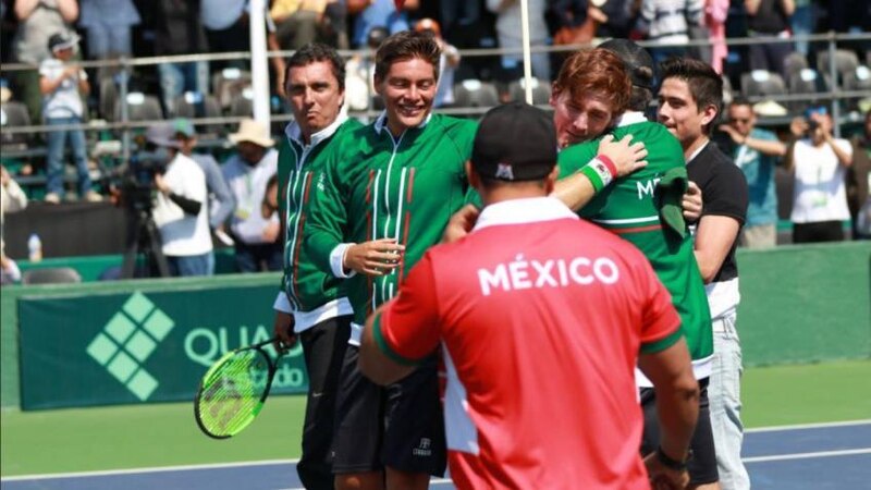 El equipo mexicano de tenis celebra su victoria en la Copa Davis.