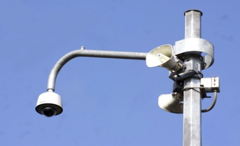 Cámara de vigilancia y sirena de alarma