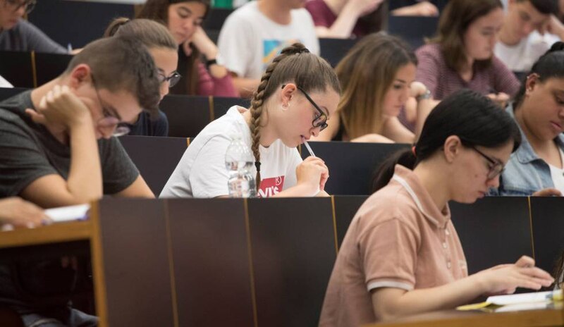 Estudiantes universitarios tomando apuntes en clase