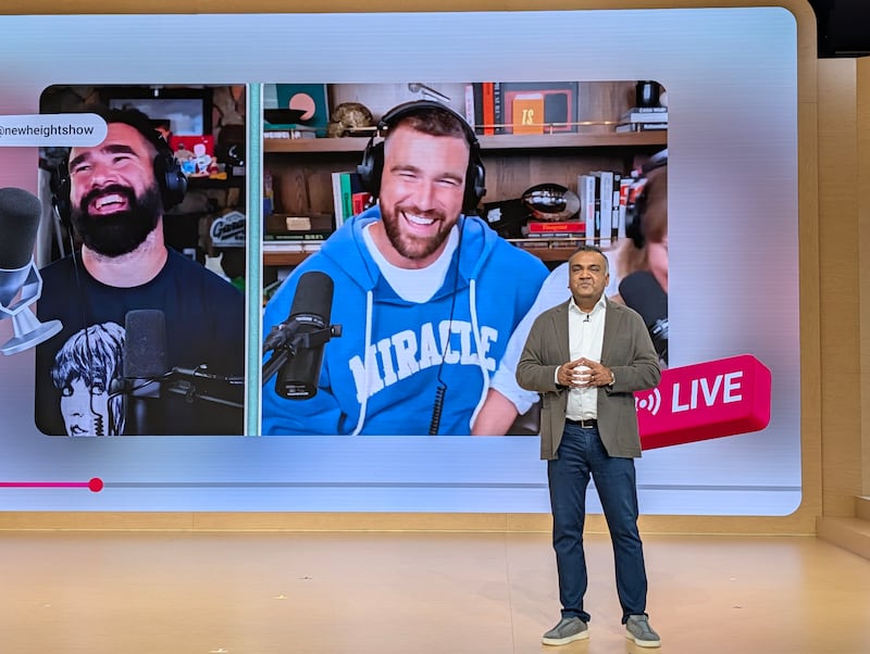 El director ejecutivo de YouTube, Neal Mohan, habla frente a una pantalla con las imágenes de los jugadores de fútbol americano Jason (i) y Travis Kelce (d), durante el evento 'Made on YouTube' celebrado este martes en Nueva York (EE.UU.). YouTube presentó una serie de nuevas funciones de inteligencia artificial (IA) para "empoderar la creatividad" de los youtubers, que les ayudarán a editar, generar contenido, doblar voces, conocer más datos sobre su propio canal y ganar más dinero. EFE/Sarah Yáñez-Richards