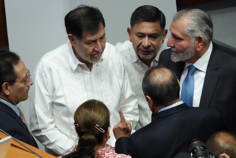 Los senadores Gerardo Fernández Noroña y Adán Augusto conversaron con el diputado Leonel Godoy durante la Sesión de la Comisión Permanente en el Senado de la República.