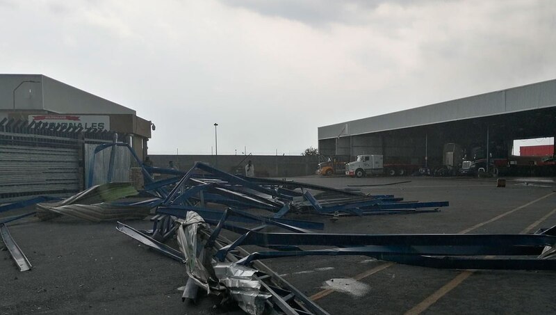 Daños causados por el huracán en una zona industrial