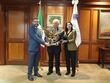 Reconocen trayectoria de Vicente Gutiérrez al frente de la Canaco CDMX con escultura del Águila Republicana