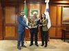 Reconocen trayectoria de Vicente Gutiérrez al frente de la Canaco CDMX con escultura del Águila Republicana